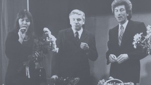 No kreisās: Regīna Ezera, Gunārs Priede un Imants Ziedonis. Foto no Rakstniecības un mūzikas muzeja krājuma.